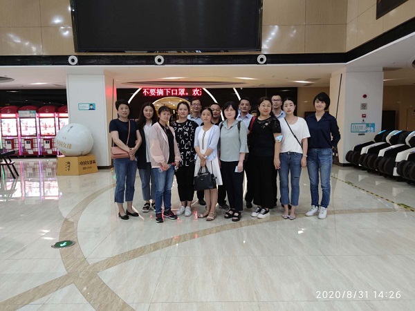 安徽鹽業(yè)地產集團公司機關第一、第二黨支部組織觀看愛國主義題材影片《八佰》