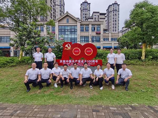 徽鹽地產(chǎn)集團六安項目黨支部舉行重溫入黨誓詞暨新黨員宣誓活動