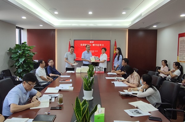 黨課銘初心，贈書促學(xué)習(xí)——徽鹽地產(chǎn)集團機關(guān)第二黨支部推動黨史學(xué)習(xí)教育再升溫