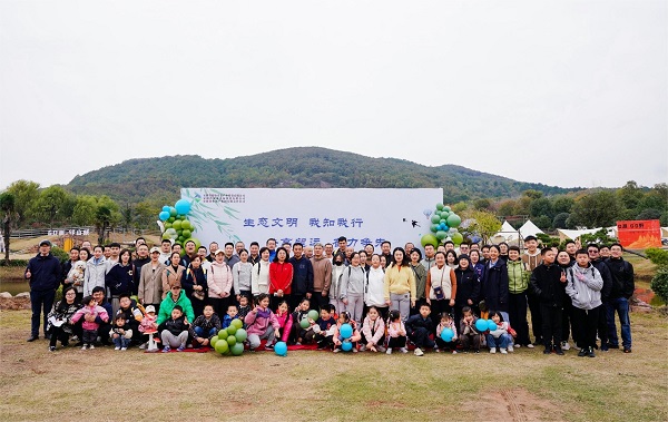 生態(tài)文明 我知我行 登高望遠(yuǎn) 奮力爭先——地產(chǎn)集團(tuán)舉辦職工趣味答題闖關(guān)登山比賽